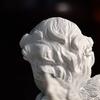 Природная статуя ангела, держащая лицо, реалистичное воспоминание