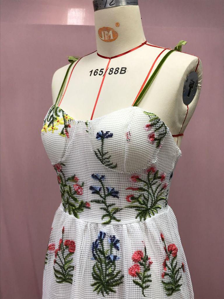 2025 Женское платье с открытой спиной и вышивкой в европейском и американском стиле с подвязками - длинное, с сексуальной талией, весенний стиль