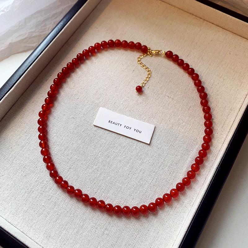 Ожерелье из бусин зеленого и красного агата в этническом стиле с халцедоном