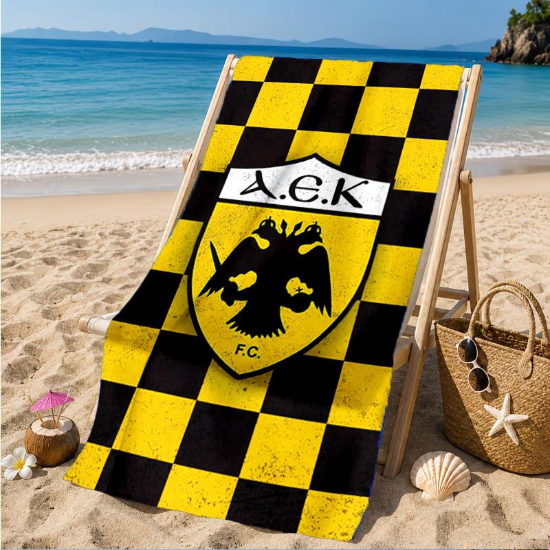 Пляжное полотенце AEK Athens с золотисто-черным гербом, Быстросохнущее, Легкое в уходе, Подходит как для фитнеса, так и для пляжного отдыха, Спортивный аксессуар