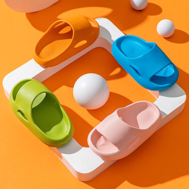 Детские тапочки, летние домашние повседневные домашние и уличные домашние тапочки для ванной комнаты, противоскользящие сандалии на мягкой подошве для мужчин и девочек, сандалии для средней школы