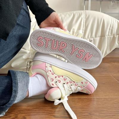 2025 весна новый студенческий универсальный дизайн клубники обувь для досок женские оригинальные нишевые модные трендовые повседневные туфли для хлеба