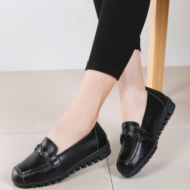Обувь для мам, кожаная обувь для пожилых женщин с мягкой подошвой, удобные туфли на плоской подошве на танкетке