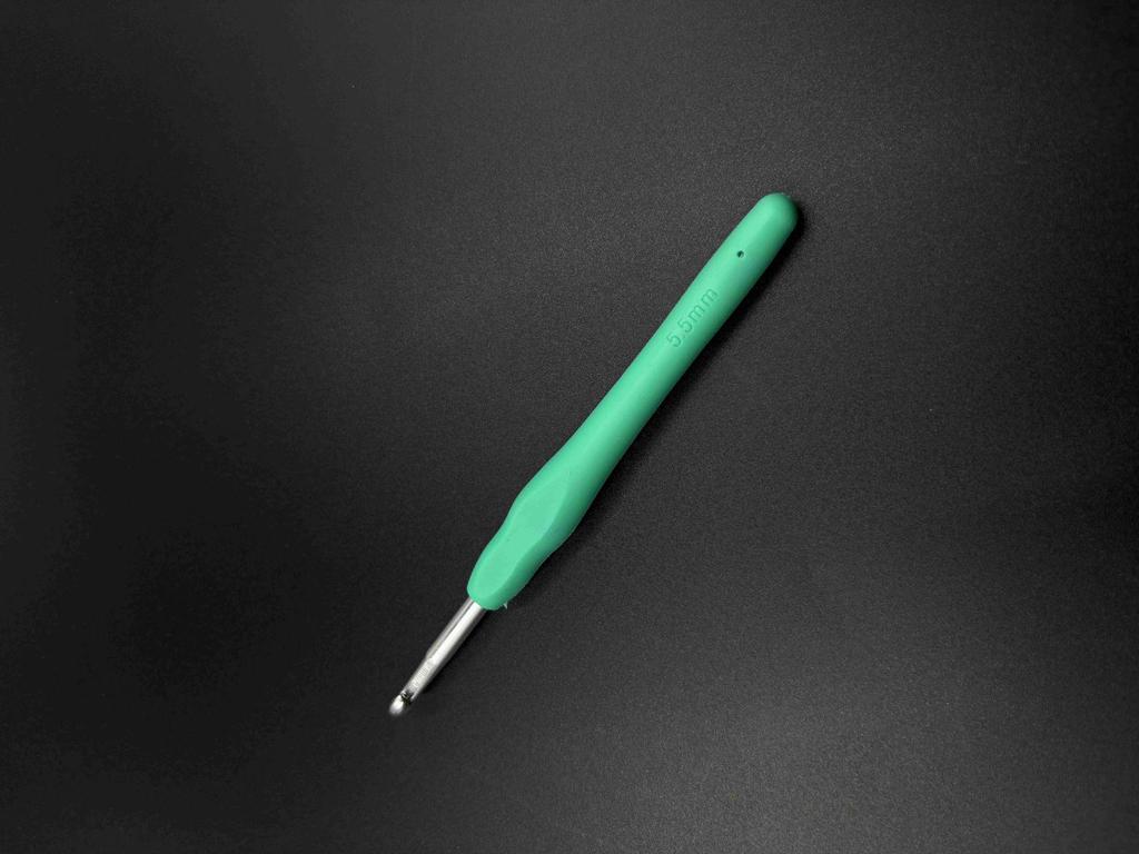 Hand-Knitted Rainbow Soft Handle Aluminum Crochet Hook Set with Yarn Needle