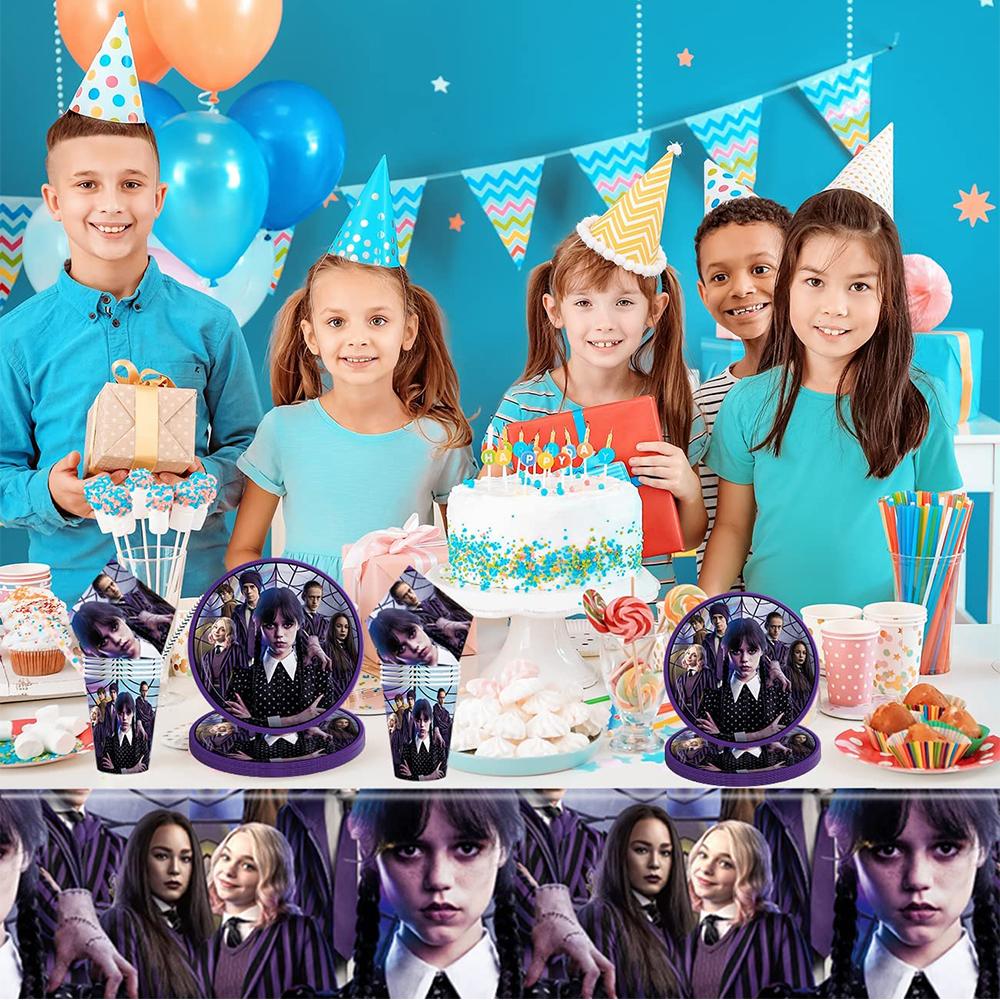 Посуда для дня рождения Уэнсдей Аддамс включает скатерть, салфетки и бумажные стаканчики