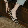 2023 новые весенне-осенние универсальные туфли-лодочки с леопардовым принтом, с острым носком и неглубоким вырезом, нишевые, в стиле французских женщин, ретро, на толстом каблуке и плоской подошве, женские