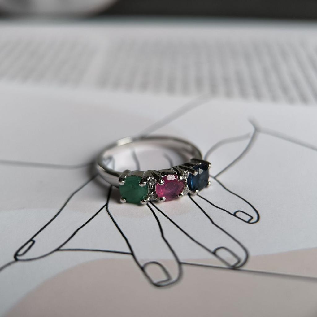 Серебряное кольцо с натуральным сапфиром 1.917ct, изумрудом, рубином, вес изделия 3,2 гр (2182351)