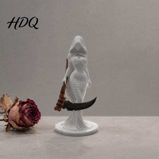 Статуэтка Жнеца 3D-печать Статуэтка женщины в капюшоне Готическая фигурка Украшение Хэллоуин