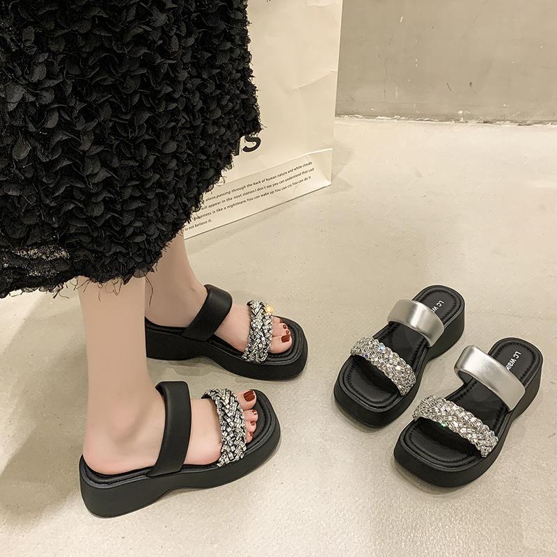Маленький человек толстоподошва танкетка стразы уличные тапочки женские 2025 новый летний универсальный квадратный носок с открытым носком сандалии