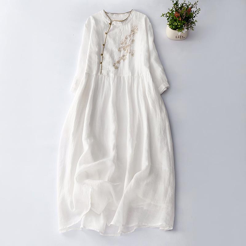 2025 летняя новая женская одежда ветровка воротник стойка диагональная планка вышитое платье из рами ретро рукав семь четвертей длинное платье