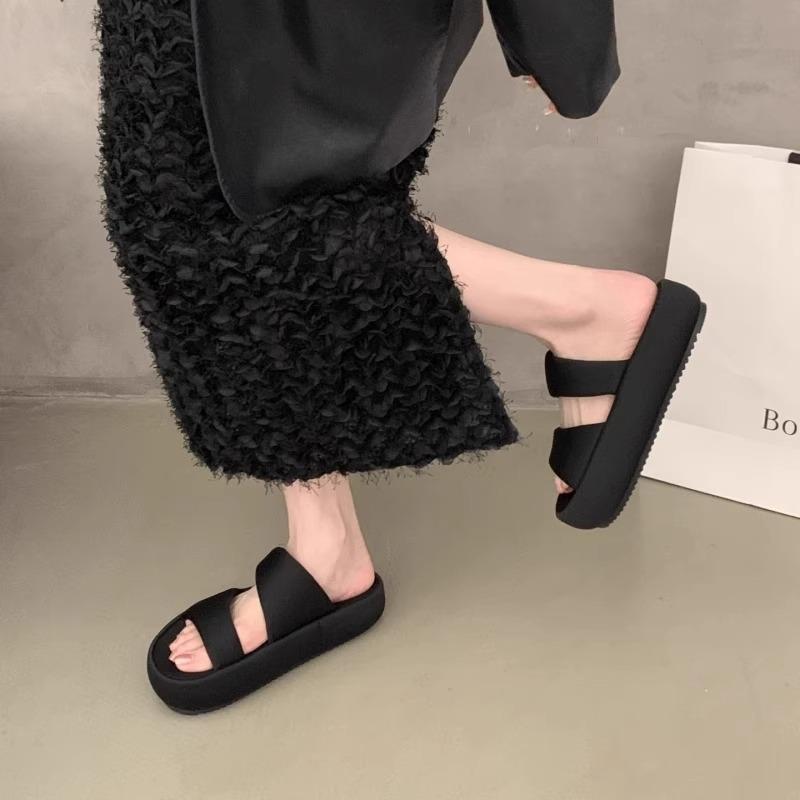 Крутые тапочки женские летние для улицы 2025 новые на толстой подошве шлепанцы на одном ремешке женские ощущение высокого класса наступать в дерьмо приморский пляж сандалии