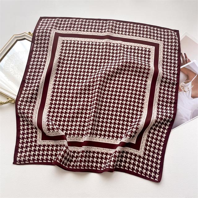 Дизайнерский велюровый квадратный шарф для женщин, шейный платок, галстук, модный маленький клетчатый шарф для волос на запястьях, новый платок, бандана 