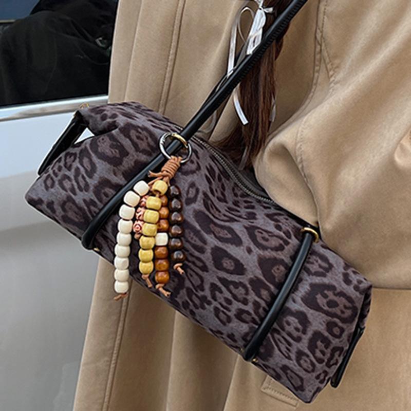 Korean Version of Niche Fashion Bag 2025 New Retro Leopard Print Shoulder Bag Large Capacity Texture Commuter Underarm Bag