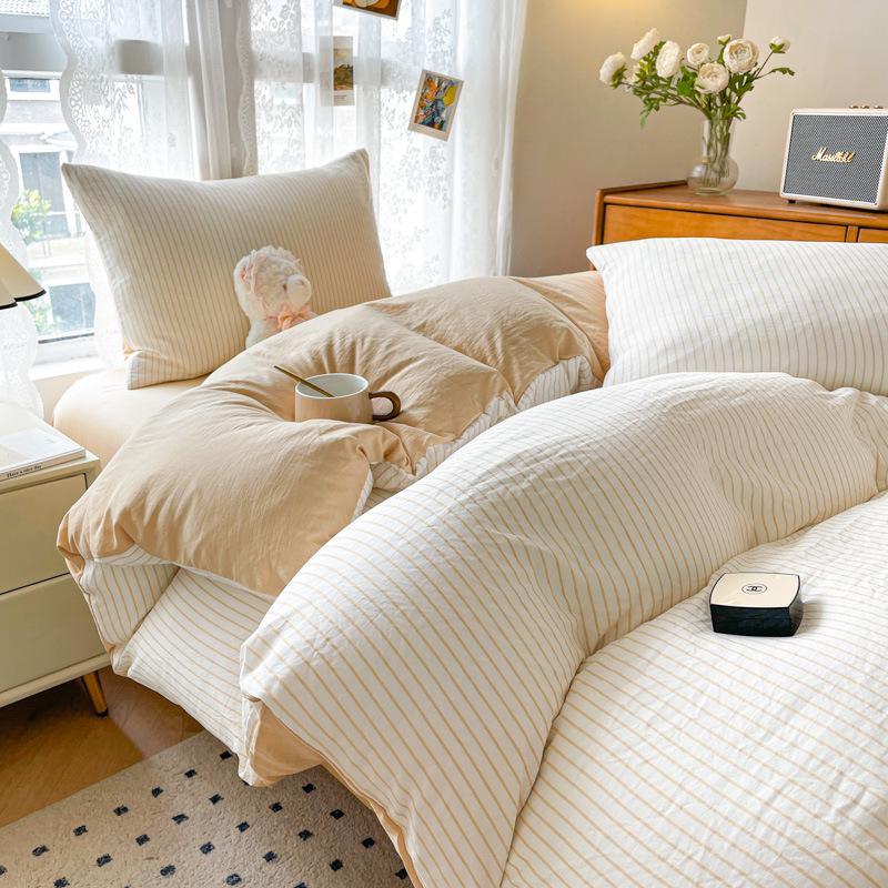 Минималистичный комплект постельного белья из стиранного хлопка: Трехпредметный комплект для общежитий, включает простыню, пододеяльник и четыре наволочки