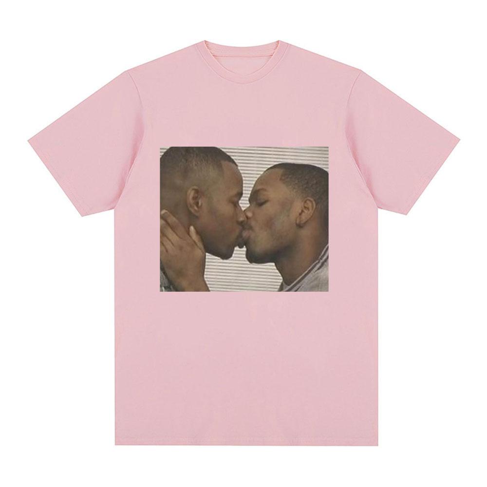 Funny Two Men Kissing Meme T Shirt Men Women Fashion Hip Hop Vintage T-shirt 100% Cotton Casual Loose Short Sleeve T-shirts Tops