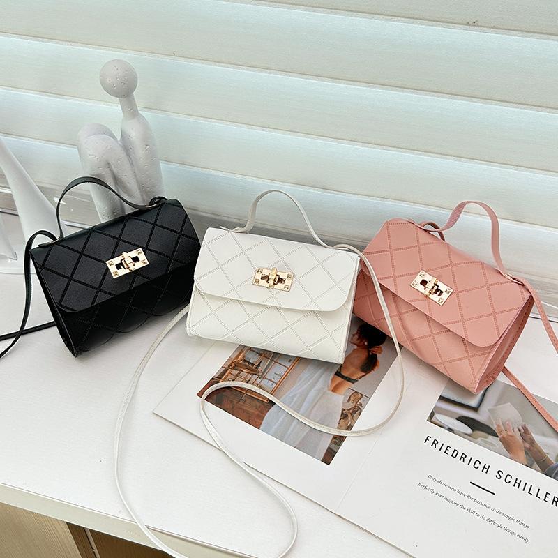 Маленькая квадратная стеганая сумка через плечо с тиснением