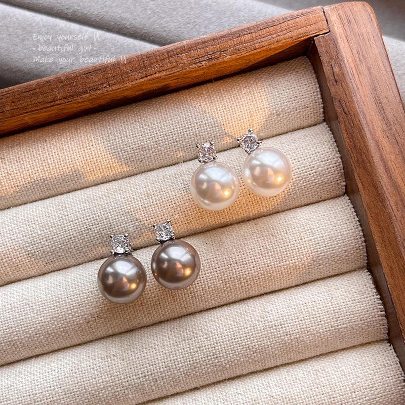 Серьги из серебра 925 пробы с жемчугом и цирконием: Элегантный, универсальный и сверкающий для женщин.