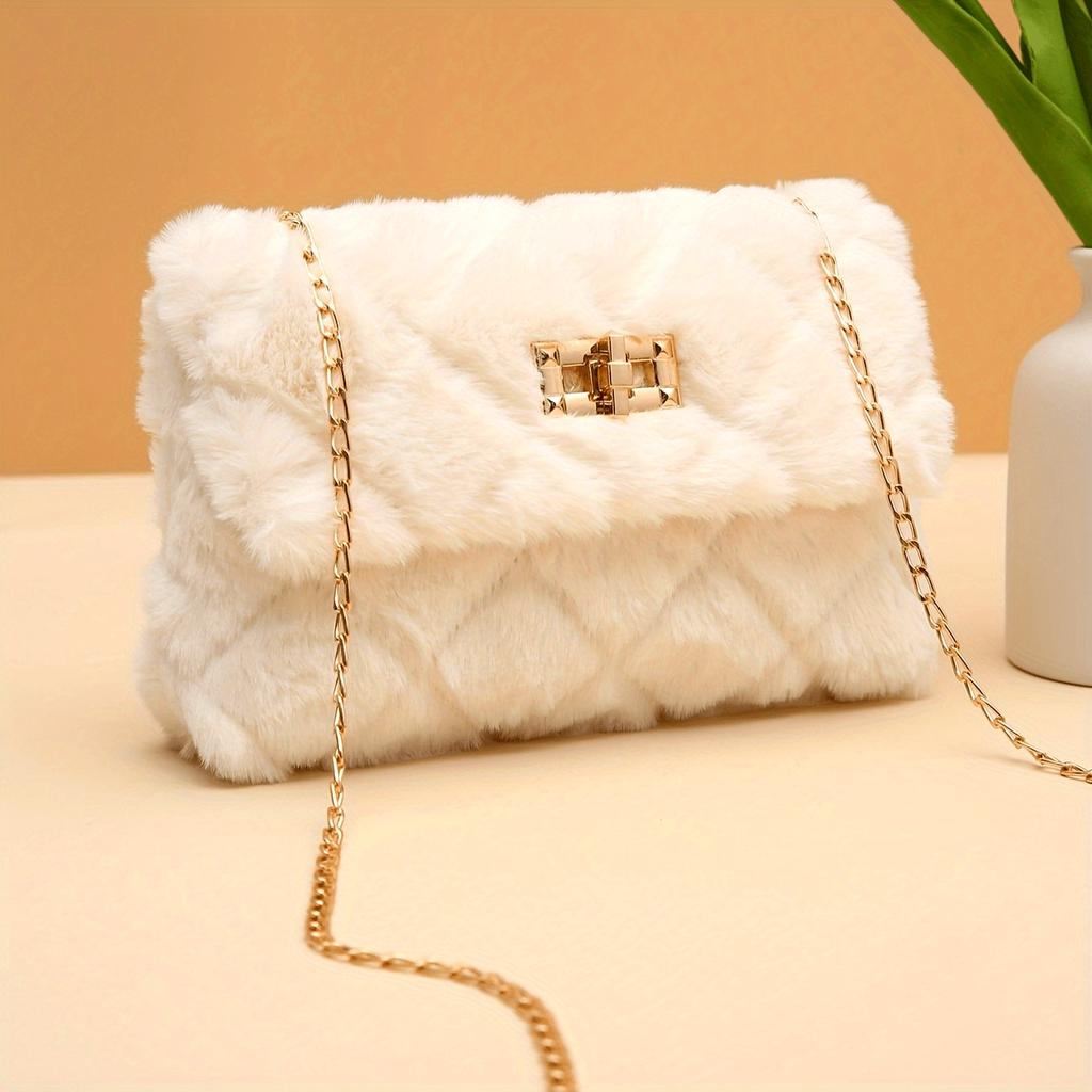 Легкая повседневная сумка кроссбоди из искусственного меха с цепочкой и застежкой-турникетом. Пушистая мягкая сумка-мессенджер через плечо. Съемный ремешок и нейлоновая подкладка.