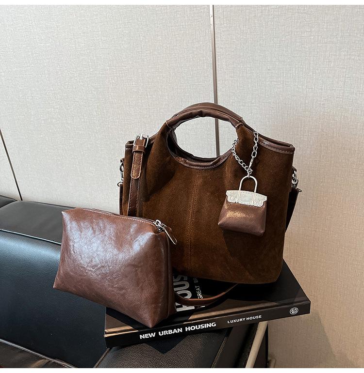 Ретро замшевая портативная сумка-ведро женская 2025 новая мода высококлассное чувство сумка для ребенка и матери сумка для поездок на работу на плечо сумка-мессенджер