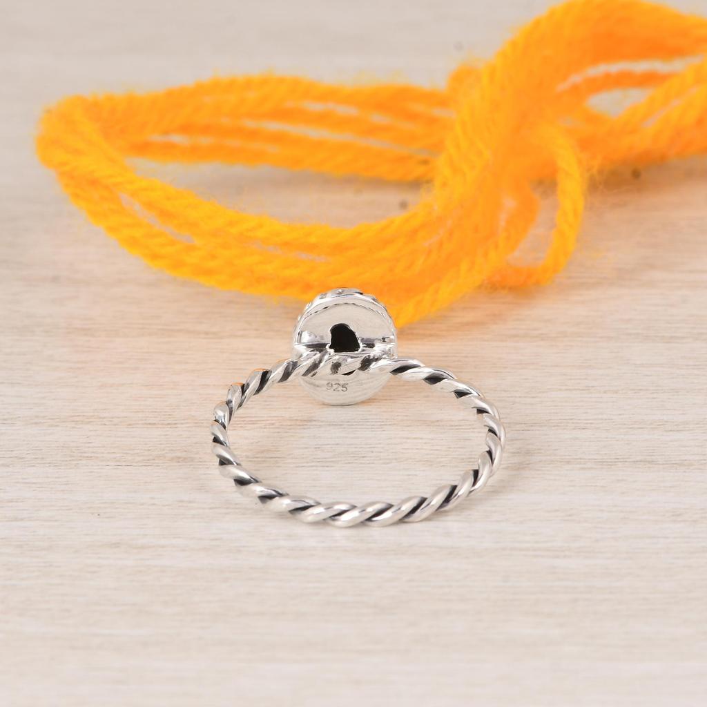 Кольцо-солитер из бирюзы Кингмана ручной работы – Окисленное серебро, веревочный ободок – Камень декабря