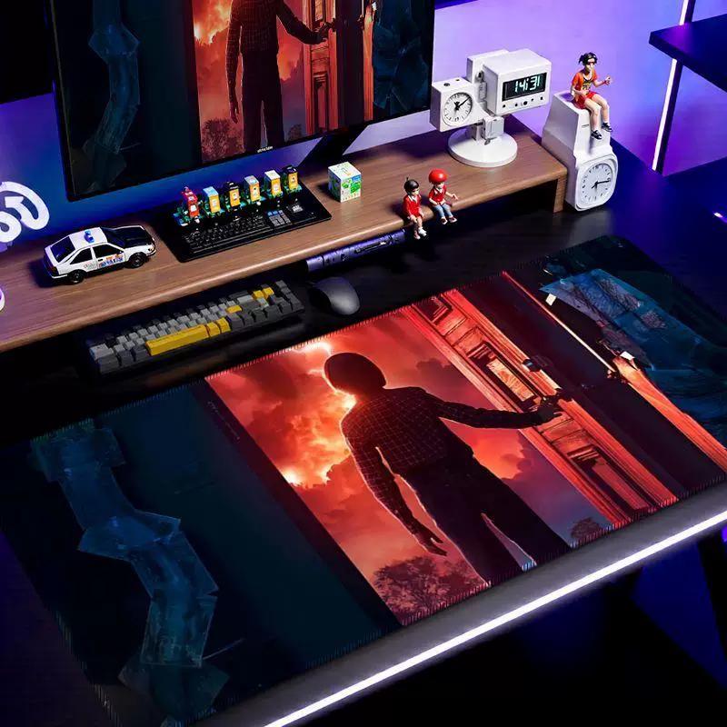 Кожаный коврик для мыши Stranger Things Маленький Большой Кадр из Фильма Настольный коврик для общежития Киберспорт Противоскользящий коврик для мыши и клавиатуры Персонализированный Креативный настольный коврик