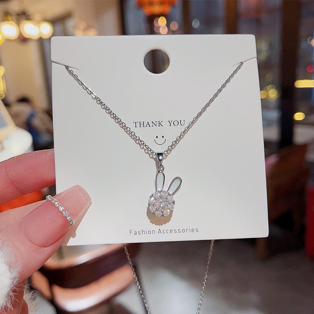 Милое вращающееся ожерелье с подвеской в виде кролика, нишевый дизайн, цепочка на ключицу, высокочувственный подарок богини на праздник, ювелирные изделия из титана.