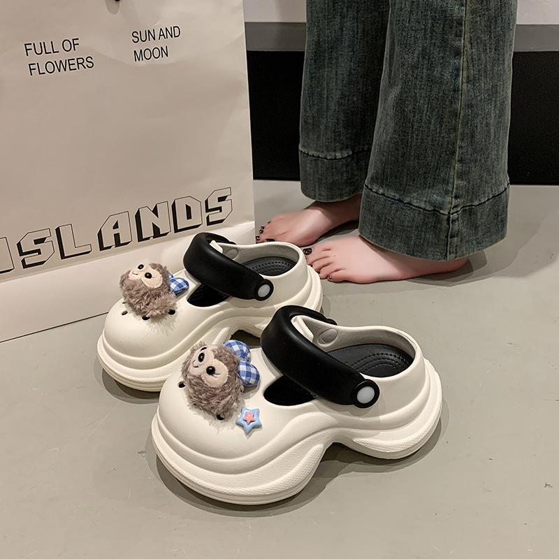 Height-increasing thick-soled hole shoes are fashionable and versatile, non-slip and non-smelly for external wear, cool slippers for feet, indoor home