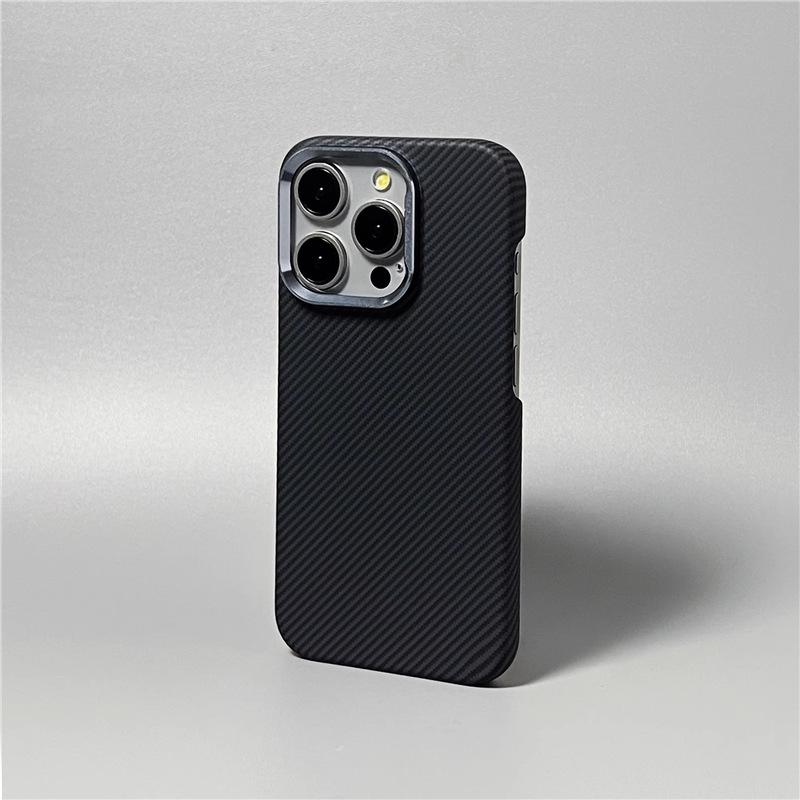 Магнитный чехол с текстурой кевлара и углеродного волокна для iPhone 17 Pro Max
