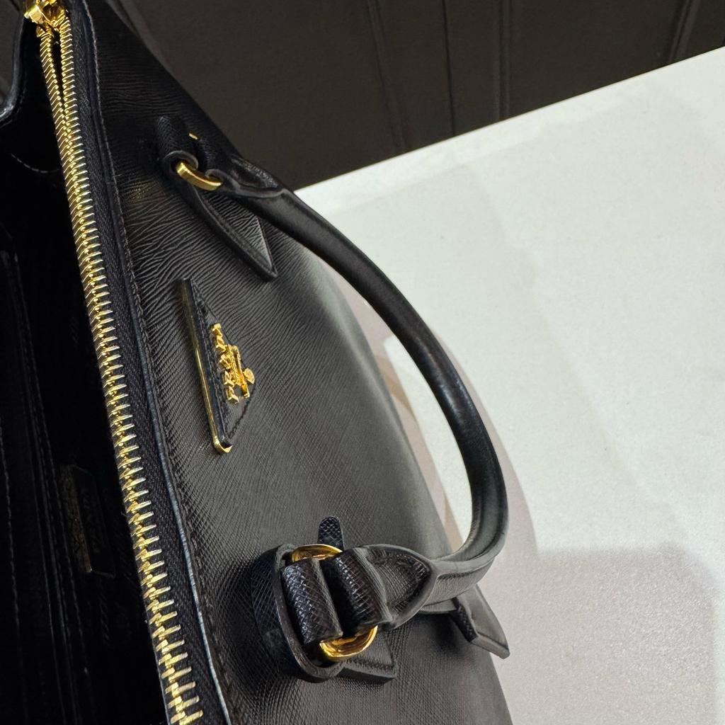 [Pre-Owned] Galleria Tote Bag With Triangle Metal Logo Hardware In Black - Excellent #SRKXMM