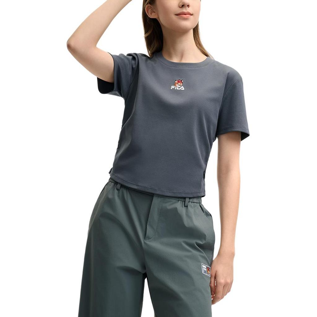 Fila Lifestyle Мягкий эластичный рубчатый Fox Мягкий на ощупь Дышащий Модный Минималистичный Трикотажный Футболка с коротким рукавом Женские футболки F11W529120FDY