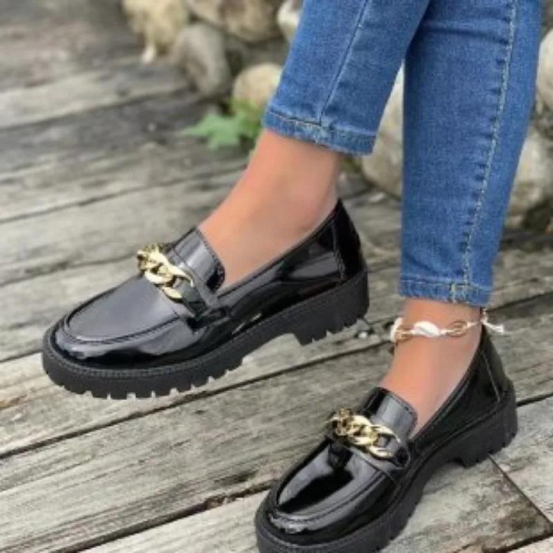 Женская обувь 2024 года. Лоферы. Женские туфли на высоком каблуке. Классические офисные туфли-лодочки. Женские туфли с металлическим украшением и цепочкой на круглом носке. Туфли на среднем каблуке для женщин.