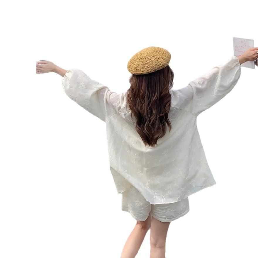Молочно-белый дорожный отпуск вышитый легкий и тонкий солнцезащитный комплект рубашки женский летний новый маленький повседневный комплект из двух предметов с шортами