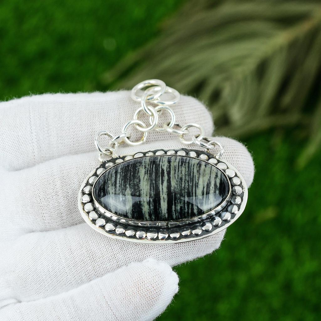Подарок для нее Подвеска из серебра 925 пробы с натуральным серебристым яшмовым самоцветом в форме листа