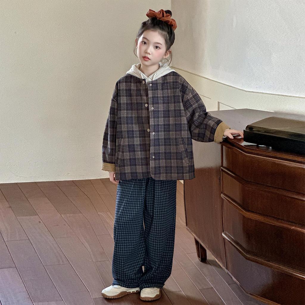 Модный клетчатый комплект для девочек: свитер и брюки на весну и осень 2025