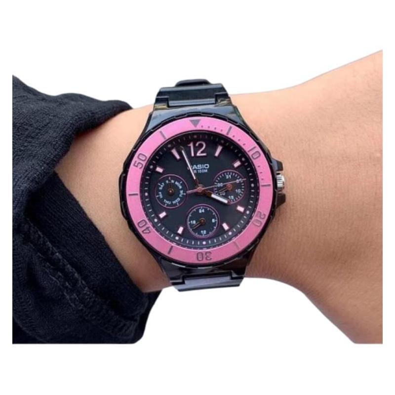 Casio Серия CASIOYOUTH - дисковая многофункциональная серия со стрелками, дайверский стиль, модный и контрастный цвет, классическая трехглазая LRW-250H-1A2