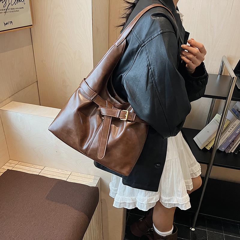 Ретро сумка женская большой вместимости 2025 новая осень и зима универсальная простая сумка через плечо популярная сумка-тоут для поездок в этом году