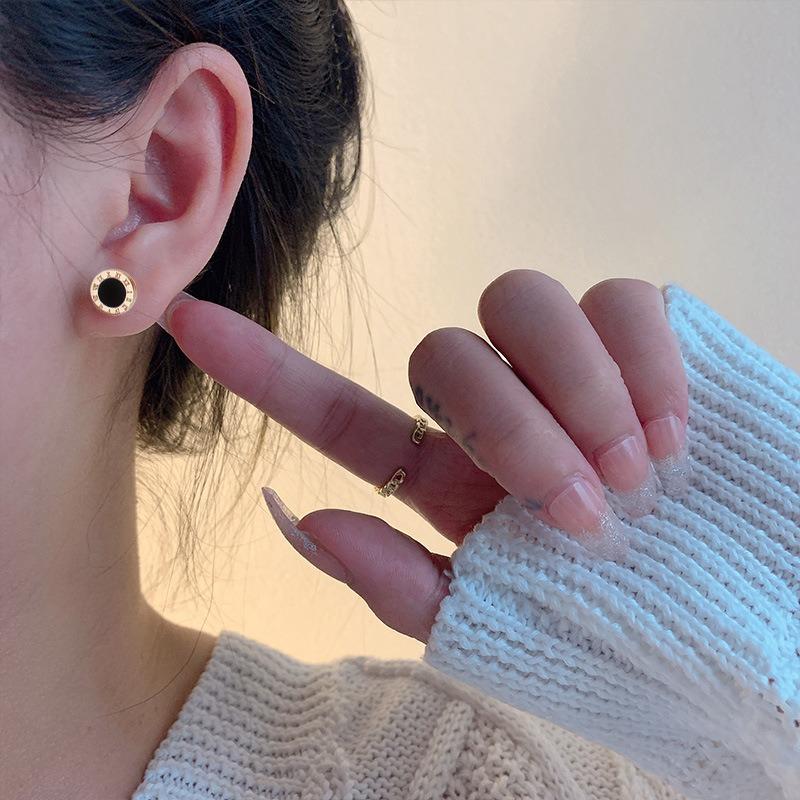 Классические модные серьги-пусеты из титановой стали с 18-каратным золотым покрытием, простые круглые серьги с римскими цифрами для мужчин и женщин, новые серьги 2025 года