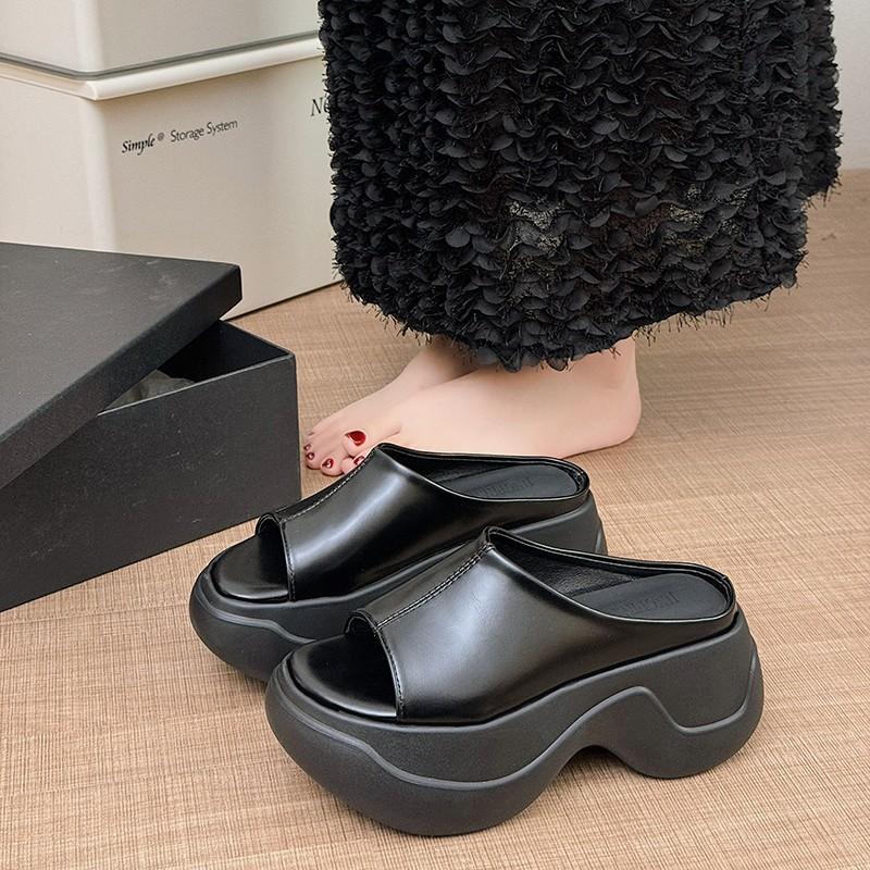 Маффиновые толстоподошвенные крутые тапочки для женской летней носки новая ниша маленький рост пляжные на одной перемычке