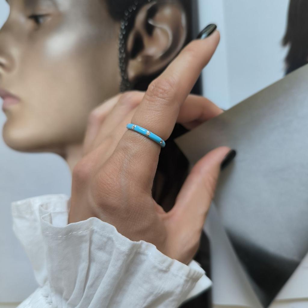 Серебряное кольцо с емаллю, фианитами, вес изделия 1,91 гр (60002256)