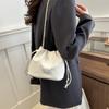 Повседневная маленькая сумка для женщин Весна Новая однотонная Простая и модная корейская версия красивой сумки кроссбоди Ins Сумка-ведро