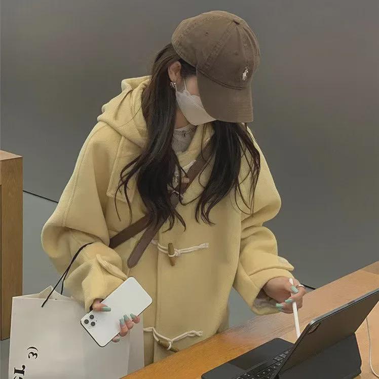 Женское шерстяное пальто средней длины с капюшоном и роговыми пуговицами 2023 года — трендовая осенне-зимняя мода