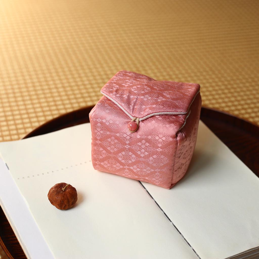 Набор керамических чашек Гайвань и чайник из исинской глины с китайской и японской парчой 34 цветов в хлопковом мешочке