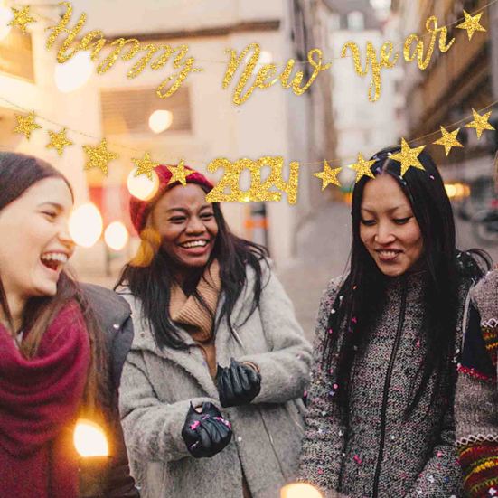 Баннер-флаг 2024. Блестящие буквы счастливого года создают атмосферу. Блестящие элегантные подвесные украшения или вечеринки.