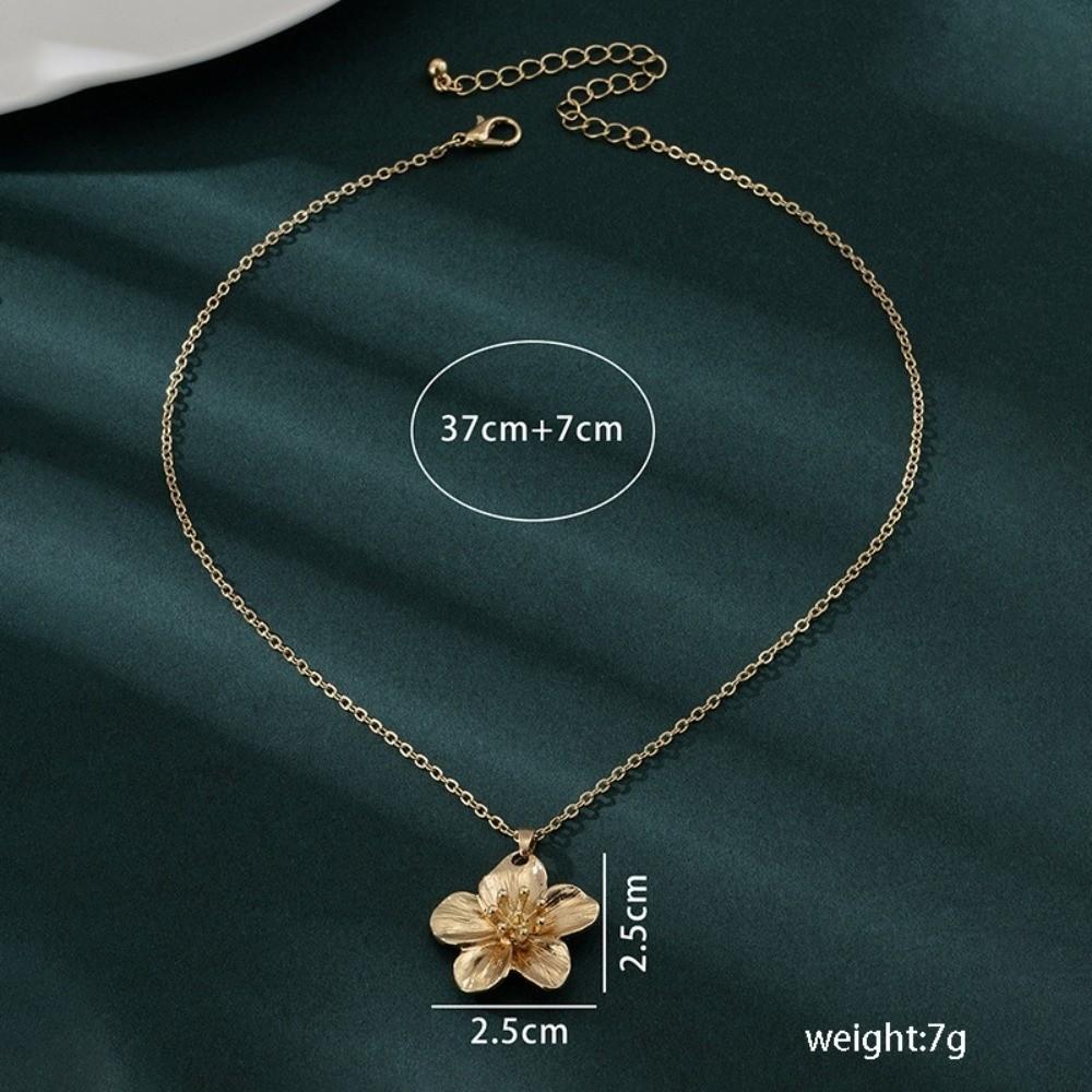 Golden Flower Pendant Necklace Dopamine Style Wrinkled Choker New Jewelry Accessories Gift