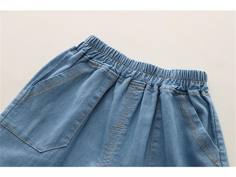 2025 Мальчиковый летний комплект из двух предметов в корейском стиле: джинсовая футболка с коротким рукавом и шорты с мишкой