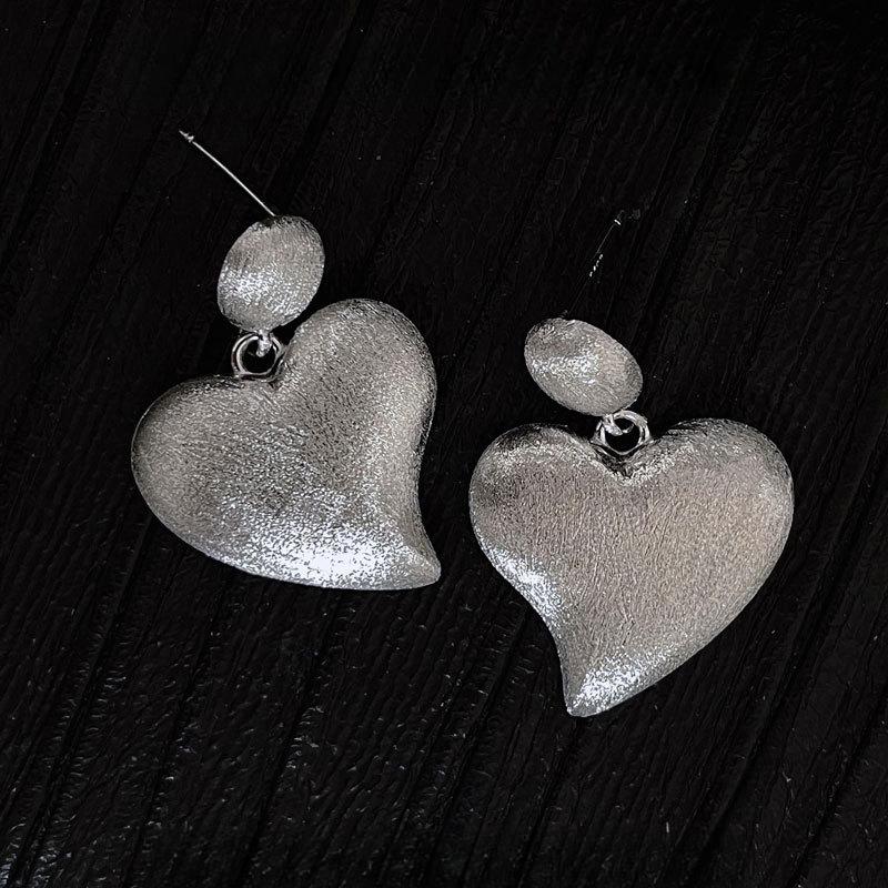 Блестящие серьги из матового шелка с песочным напылением, серьги в форме персикового сердца, модные и персонализированные новогодние украшения для ушей