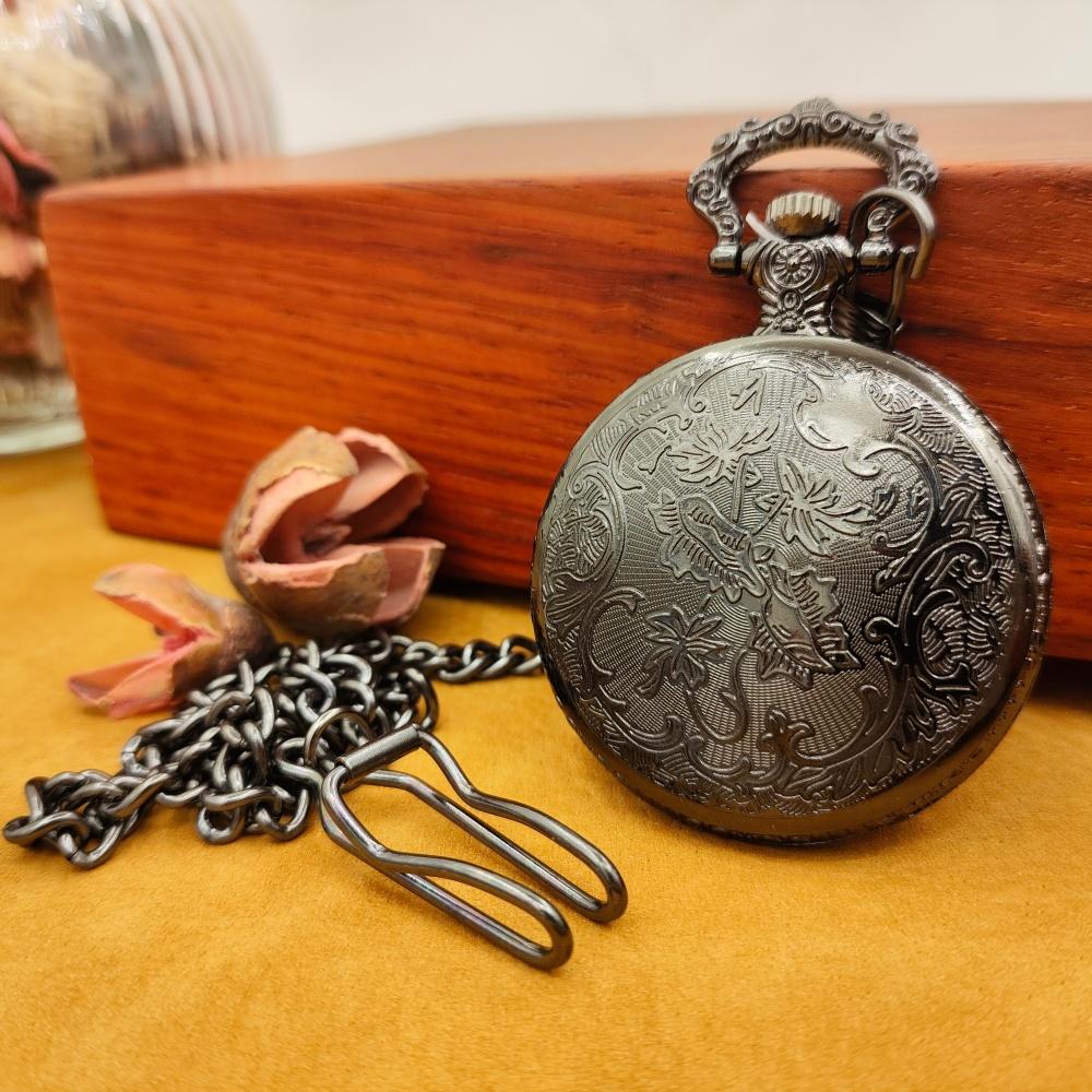 Men's Retro Multifunctional Pocket Watch,Quartz Compass Gift Pocket Watch,Black Starry Sky Dial with Chain.