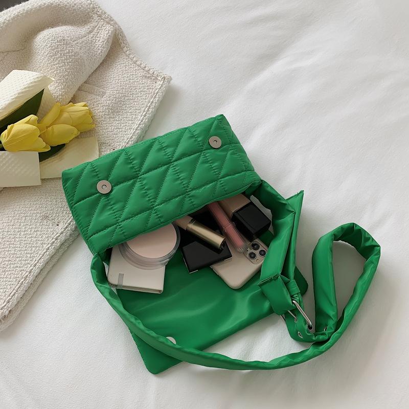 Осень-зима 2025 новая ромбовидная сумка, уличный тренд сумка-мессенджер, стеганая сумка-подушка с мягкой поверхностью, сплетенной из губки