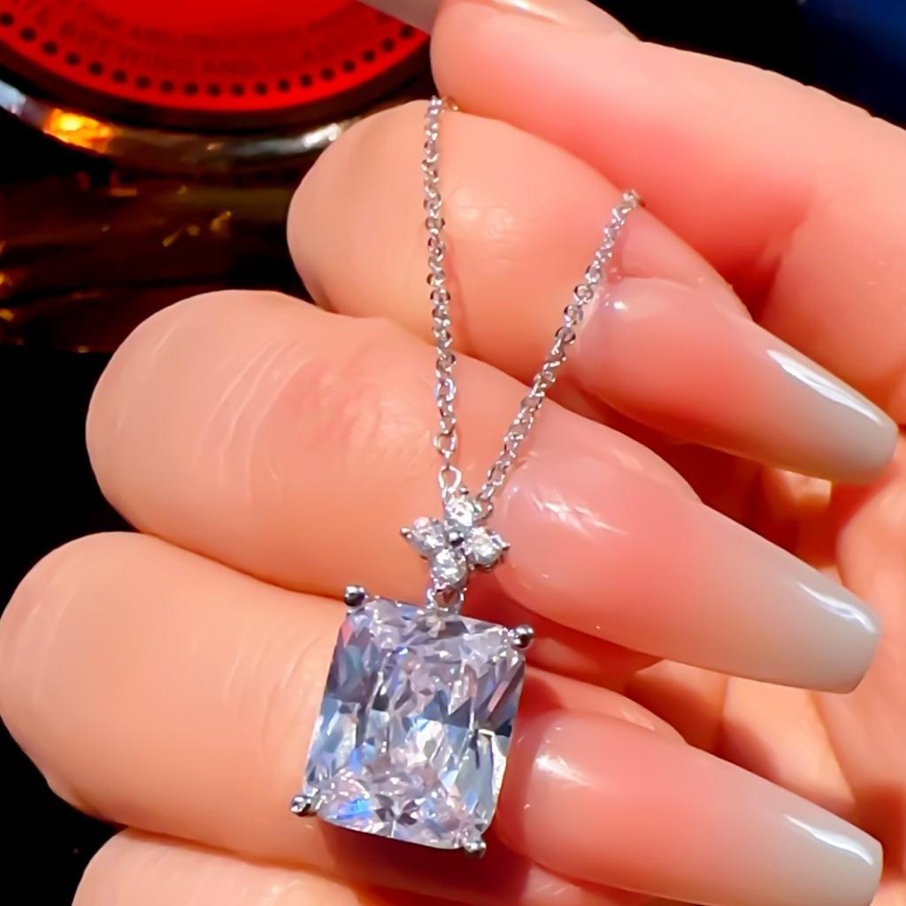 Luxury Perfume Bottle Necklace Inlaid with High Carbon Diamond Ice Cut Pendant Clavicle Chain High-level Party Birthday Gift Girl