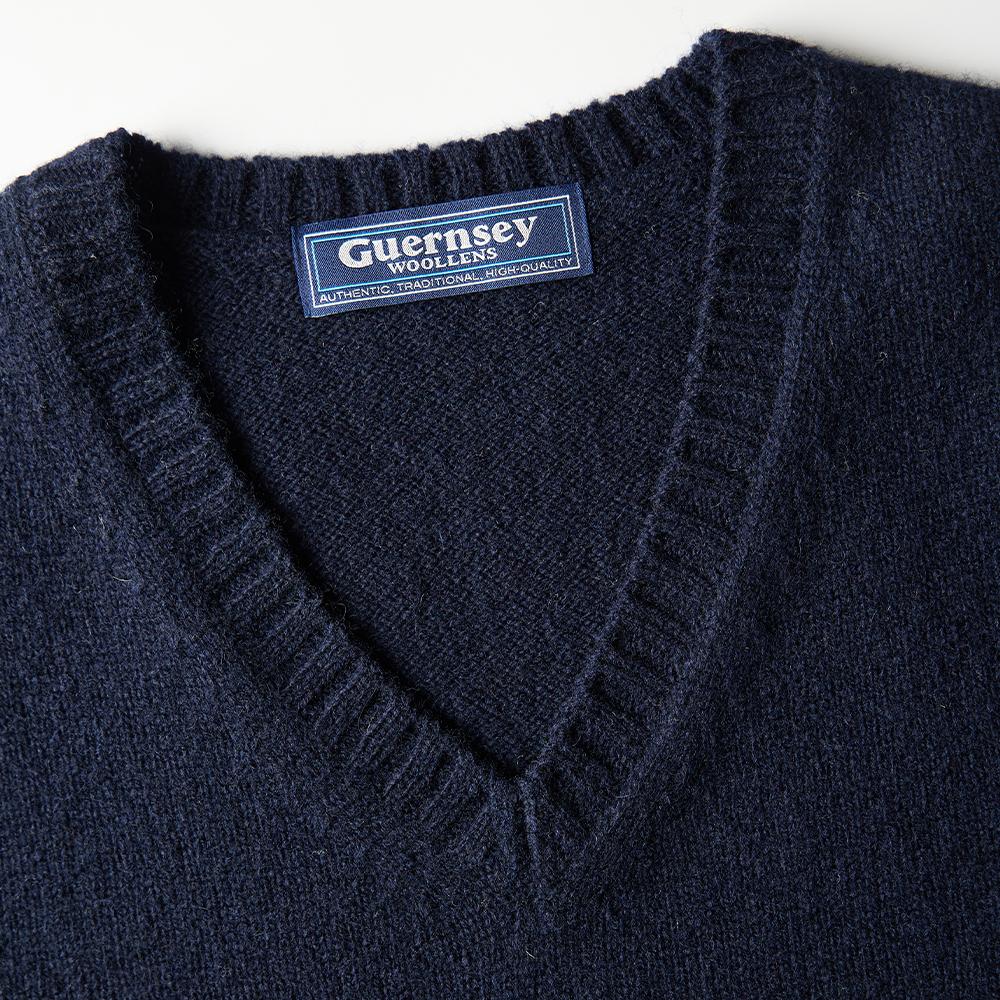 Жилет Guernsey Woollens из шерсти Шетландских островов с V-образным вырезом - Темно-синий